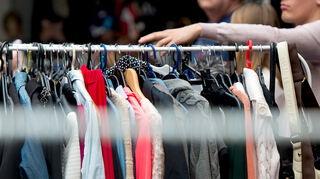 Neben Partys gibt es auch einen Flohmarkt, bei dem Scoial Media Bekanntheiten ihre Kleidung und andere Kleinigkeiten verkaufen.