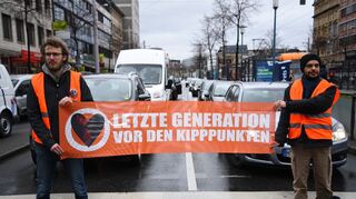 Die dritte Aktion in Folge: Klimaaktivisten blockieren die Straße in der Mannheimer Innenstadt.