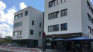 Die Franklin-Klinik in der Robert-Funari-Straße 2, kurz nach ihrer Eröffnung. Jetzt bekommt die Straße ihren endgültigen Asphaltbelag.