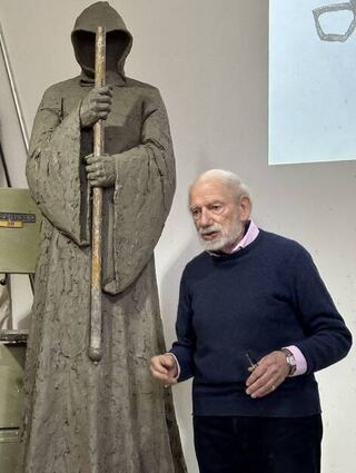 Der bekannte britische Bildhauer Philip Jackson in seinem Atelier in Cockin.