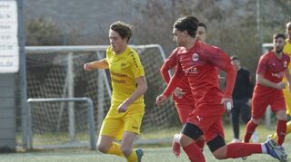 Bild mit Symbolcharakter: Der Gartenstädter Niclas Hornberger (l.) entwischt Rheinaus Samuel Rindone.