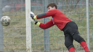 Der Knackpunkt im Spiel: Lindenhofs Torwart Mark Adam Doy pariert den Strafstoß von Rheinaus Marcel Jakubith und hält seinen Kasten sauber.