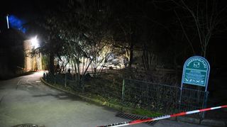 Nach dem Schuss aus einer Polizeiwaffe ist ein Spielplatz in Weinheim mit Polizeiband abgesperrt.