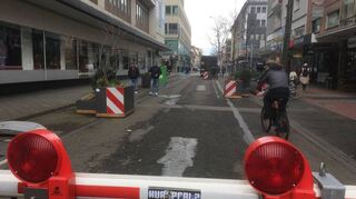 In der Fressgasse hinter dem Kaufhof standen am Montagvormittag nur noch die Pflanzkübel aus Metall. Tische und Bänke sind schon abgeräumt.