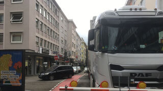 Ein Sattelzug, der verbotenerweise in die Fressgasse gefahren ist, hat dort am Montagmorgen länger für Behinderungen gesorgt.