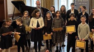 Die Talente der Musikschule der Stadt Speyer zeigen nach dem Konzert stolz ihre Urkunden, die ihnen Musikschulleiter Bernhard Sperrfechter (r.) überreicht hat. Lions-Präsident Boris Weber (hinten l.) freut sich über ihre Leistungen.