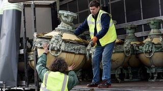 Abtransport der verdreckten und vermoosten Lampenaufsätze der Jugendstilleuchten der Wasserturmanlage zum Spinelli-Gelände.