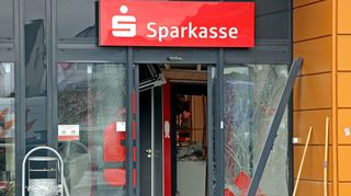 Durch die Sprengung wurde der REWE-Markt mit beschädigt und bleibt deshalb erstmal geschlossen.
