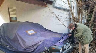 Felix Brücher findet einen Jaguar im Carport unter einer Plane.