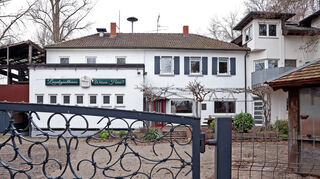 Auf der Fassade des Gebäudes ist noch der alte Schriftzug "Landgasthaus Weißes Häus'l" zu lesen.