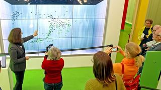 Mitmach-Ausstellung Elementa 3 rund um Zukunftstechnologien im Technoseum: Mareike Heute demonstriert das Schwarmverhalten.