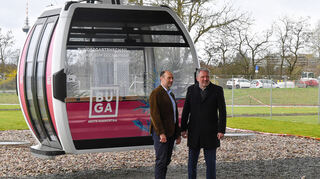BUGA Chef Michael Schnellbach und OB Peter Kurz vor einer Gondel bei der Vorstellung der Kabinen / Gondeln auf der BUGA / Spinelli in Feudenheim Mannheim.