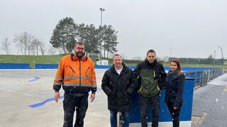 Zufrieden mit der Saison 2022/2023 auf der Kunsteisbahn in Heddesheim: Eismeister Uwe Menz (v.l.), Bürgermeister Achim Weitz, Sportbetriebechef Christopher Di Vita und Sabrina Mayer aus der Gemeindeverwaltung.
