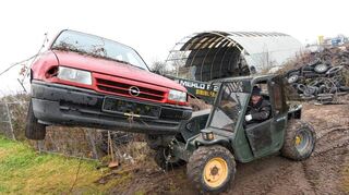 Dieser Opel ist eines von rund 70 Autos, die am Mittwoch noch auf dem Gelände standen. In zwei Wochen könnte die Räumung abgeschlossen sein.