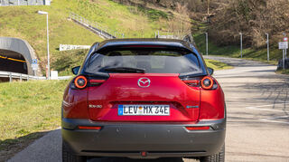 mid Groß-Gerau - Das E-Skyactiv EV Logo verrät die Art des Antriebes.