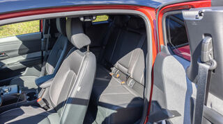 mid Groß-Gerau - Zwei Isofix Halterungen sind verbaut, Kinder und Erwachsene bis 1.80 Meter haben gut Platz im Fond.