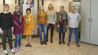 Sie stehen – hier mit Bärbel Schader (3.v.l.) – im Bürgerbüro bereit (v.l.): Victoria Gradinger, Monika Chrástek, Regina Brosch, Susanne Heiser, Birgit Grünkemeyer und Julien von Dungen.