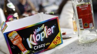 Leere Alkoholflaschen stehen in Köln auf einem Telefonkasten – unter vielen Jüngeren ist der Konsum verpönt.