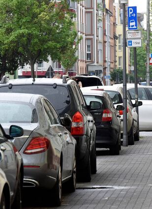 Schluss mit ungeordnetem Gehwegparken: Seit Beginn des Jahres 2022 werden verschiedene Stadtbezirke in Mannheim planerisch überarbeitet.