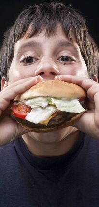 Wer zu viel Fast Food futtert, ernährt sich ungesund. Deswegen soll die Werbung für Kinder für bestimmte Lebensmittel einschränkt werden.