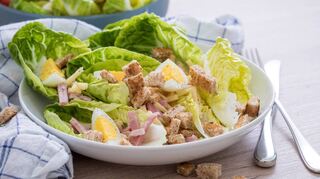Richtig satt macht der Salat durch Zutaten, die Eiweiß enthalten wie Hähnchenbrust, Eier, Thunfisch, Garnelen, Hüttenkäse oder Feta.