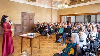 Bei der Darbietung zum Thema „Frauengeschichten“ der Schwetzinger Konzertpianistin Tatjana Worm-Sawosskaja (l.) ist der Histo-rische Ratsaal mit erwartungsvollen Freunden der klassischen Musik gefüllt.