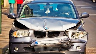 mid Groß-Gerau - Wenn Schrottautos am Straßenrand landen, kann der Besitzer wegen umweltgefährdender Abfallentsorgung haften.
