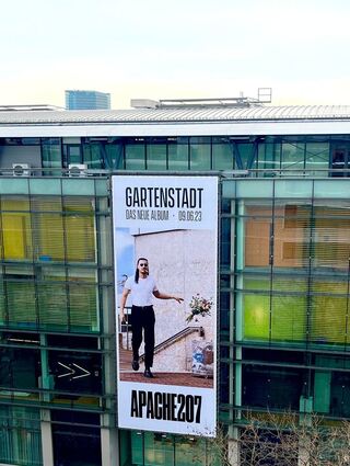 Ein gigantisches Plakat des Rappers Apache 207 ziert die Fassade des Modehauses Engelhorn in Mannheim.