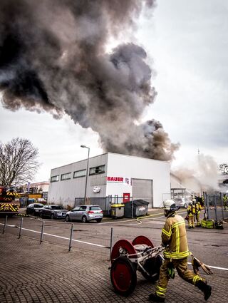 Die Straße am Brandort wurde gesperrt.