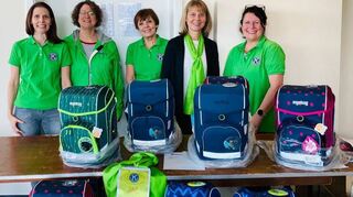 Kindern einen guten Schulstart ermöglichen: Das ist das Anliegen des Kiwanis-Clubs, den bei der Ranzenübergabe Kerstin Henze (v. l.), Christina von Pabrutzki, Rosi Henrich, Nicole Kaminsky und Tina Krauß vertreten.