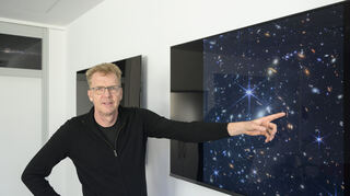 Wimmelbild der Galaxien: Hans-Walter Rix vor dem Nachhimmel, aufgenommen mit dem Teleskop.