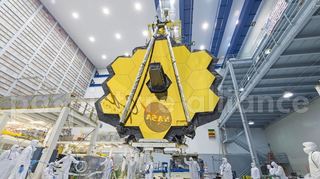 6,5 Meter Durchmesser, 6,2 Tonnen Gewicht: Das Foto zeigt Techniker, die die Spiegelbaugruppe des "James Webb"-Teleskops im Goddard Space Flight Center der NASA anheben.
