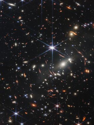 Der Galaxienhaufen SMACS 0723, aufgenommen mit dem James-Webb-Weltraumteleskop. Das Bild, genannt "Webb's First Deep Field", das als erstes dieses Teleskops veröffentlicht wurde, deckt einen Himmelsausschnitt ab, der etwa so groß ist wie ein Sandkorn - und enthüllt Tausende von Galaxien in einem winzigen Ausschnitt des riesigen Universums.