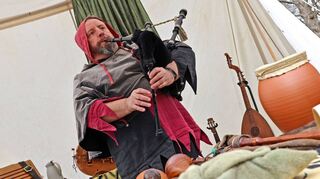 Einer der Gäste beim Mittelaltermarkt: Jürgen Arnold als „Wolfhard vom Walde“, der einen Dudelsack spielt.