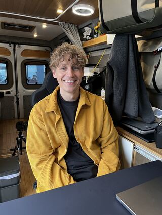 Ist gar kein Camper, nutzt aber beruflich gern den Wohnwagen als rollendes Schlafzimmer und Büro: Tim Bendzko.
