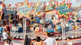 Auch das Kult-Fahrgeschäft „Break Dancer“ wird aufgebaut.