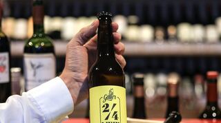 Auf der Fachmesse ProWein in Düsseldorf präsentiert das Weingut Galler aus der Pfalz einen Weißwein in Bierflaschen. In der Branche gibt es verschiedene Initiativen für ein einheitliches Mehrwegsystem.