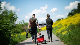 Bei unverheirateten Paaren muss der Vater die Vaterschaft anerkennen, damit das Kind im Rechtssinne mit ihm verwandt ist.