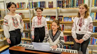 Mit Volksliedern aus ihrer ukrainischen Heimat eroberten Yuliia (v.l.), Uliana, Nasty und Daryna Herzen bei der 1. „Nacht der Bibliotheken“ in Ladenburg.