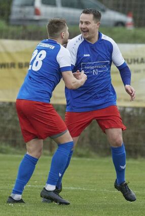 Sven Barembruch (li.) freut sich mit SKV-Torschütze Sascha Weisel.