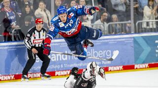 Spektakuläre Szene: Mannheims Torschütze Tyler Gaudet (oben) wird von Kölns Maximilian Kammerer abgeräumt.