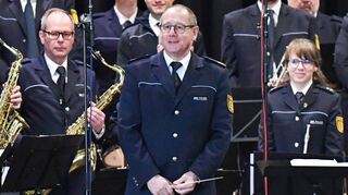 Dirigent Wolfgang Rothenheber spielte mit dem Polizeimusikkorps beim Frühlings-Benefizkonzert im Baumhain im Luisenpark.