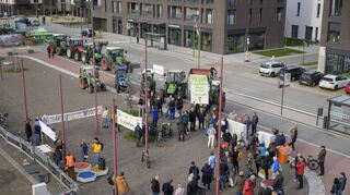 Jetzt rollen die Traktoren an: Auf dem Marlene-Dietrich-Platz demonstrieren Winzer, Landwirte und weitere Bürger gegen die geplante Süddeutsche Erdgasleitung durch die Rohrbacher Weinberge.

Foto: Philipp Rothe, 20.03.2023