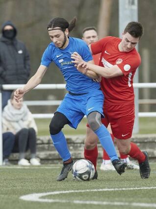 Sinan Bajrami (l.) vom TSV Amicitia schirmt den Ball ab.