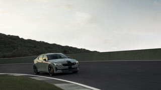 mid Groß-Gerau - Zu den Design-Upgrades für die Polestar 2 "BST edition 230" mit einer Leistung von 350 kW / 476 PS und einem Drehmoment von 680 Nm gehört die grüne "Nebula"-Lackierung.