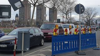 Der Verkehr staut sich am Luisenring, hier in Höhe des MVV-Hochhauses.