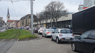 Der Verkehr staut sich am Luisenring in Höhe der MVV.
