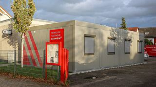 Eigentlich auf fünf Jahre befristet: Die 2017 aufgestellten Container für die Freiwillige Feuerwehr Wallstadt, die schon lange unter Raumnot leidet.