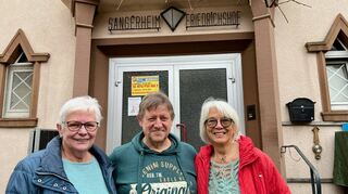 Kassiererin Gertrud Häfner (v.l.), Wirt Manfred Müller und Vorsitzende Erika Keller vor dem Vereinslokal der Sängereinheit, dem „Friedrichshof“.