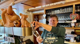 Manfred Müller ist seit 20 Jahren Wirt des Vereinslokals Friedrichshof, gemeinsam mit seiner Frau Petra. Ende 2023 hört er auf.